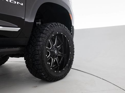 Used 2022 GMC Yukon XL SLT w/ SLT Luxury Package image 18