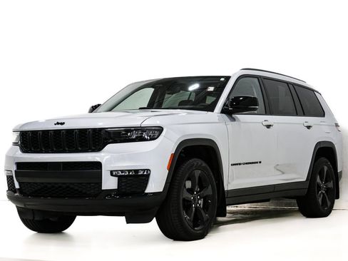 Used 2023 Jeep Grand Cherokee L Limited w/ Black Appearance Package AWD/4WD image 3