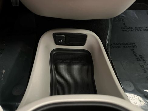 Used 2024 Chrysler Pacifica Touring-L FWD image 31