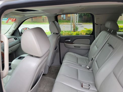 Used 2007 Chevrolet Suburban LT w/ LT Preferred Equipment Group AWD/4WD image 7