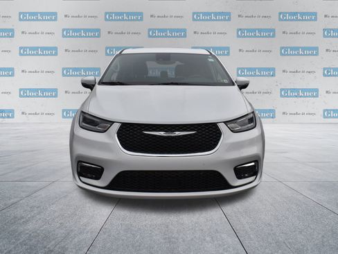 Used 2023 Chrysler Pacifica Touring-L w/ Uconnect Theater Family Group image 17