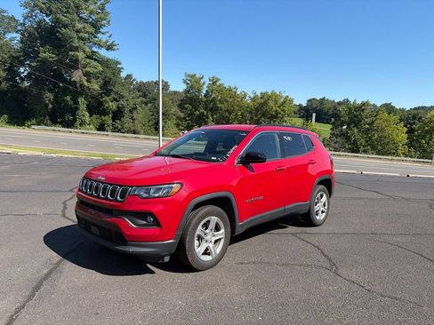 Used 2024 Jeep Compass Latitude AWD/4WD image 4