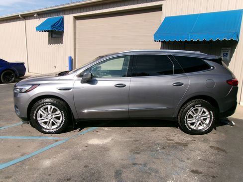 Used 2021 Buick Enclave Essence image 3