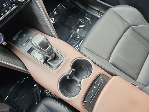 Used 2021 Toyota Venza XLE w/ Softex Package image 25