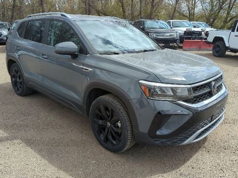 Used 2023 Volkswagen Taos SE AWD/4WD image 2