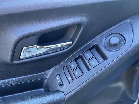 Used 2022 Chevrolet Trax LT w/ LT Convenience Package image 22