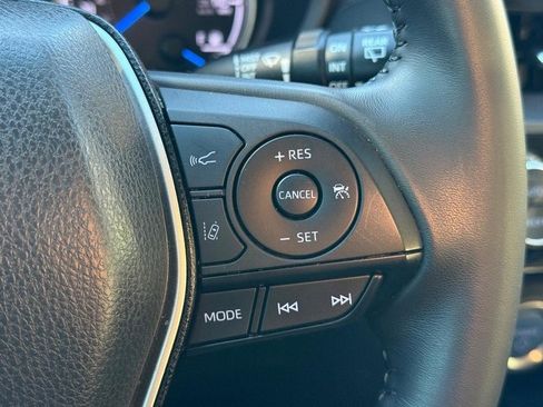 Used 2022 Toyota Venza LE image 20