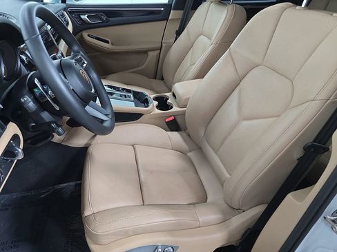 Certified 2025 Porsche Macan AWD/4WD image 5
