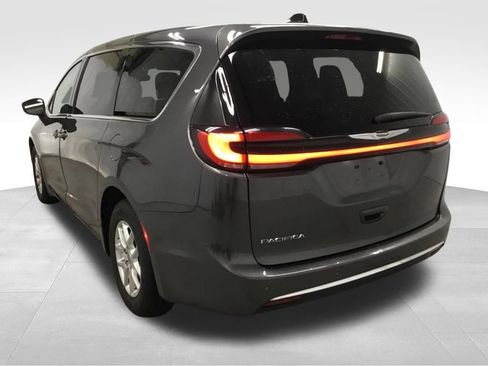 Used 2023 Chrysler Pacifica Touring-L FWD image 13