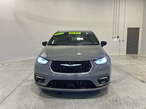 Used 2025 Chrysler Pacifica Select FWD image 3