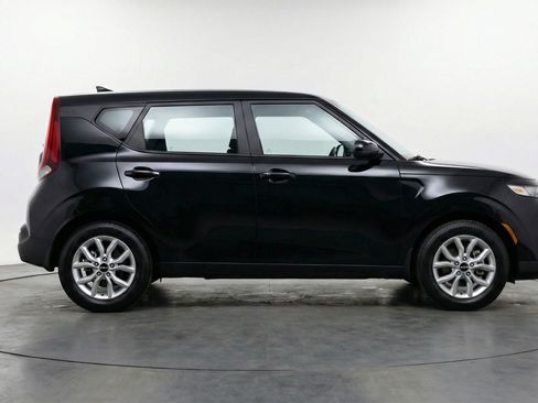 Used 2025 Kia Soul LX w/ LX Technology Package FWD image 11
