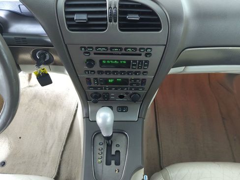 Used 2005 Ford Thunderbird 50th Anniversary RWD image 13