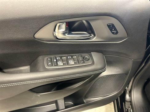 New 2025 Chrysler Pacifica Select image 14