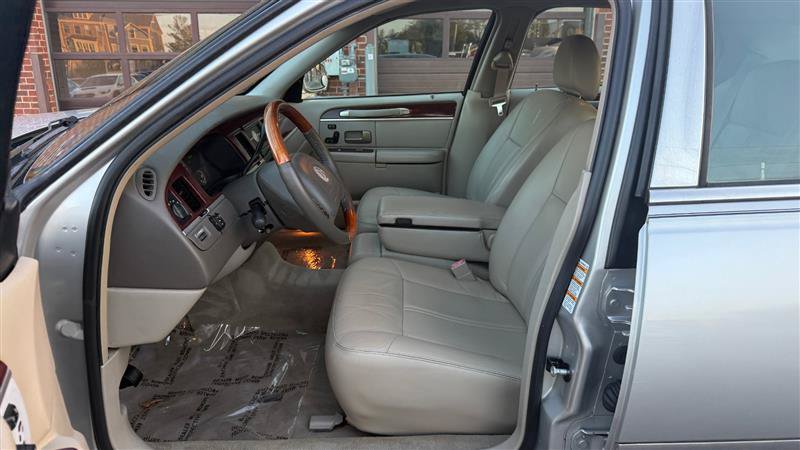 Used 2004 Lincoln Town Car Ultimate RWD image 24