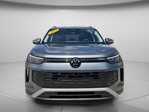 Used 2026 Volkswagen Tiguan SE w/ Panoramic Sunroof Package FWD image 4
