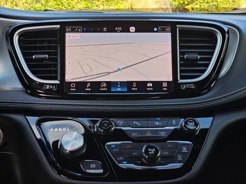 Used 2024 Chrysler Pacifica Limited FWD image 30
