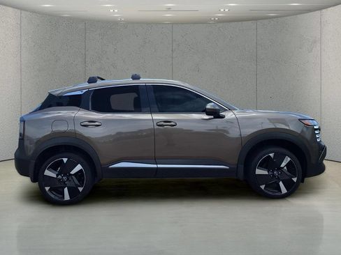 Used 2025 Nissan Kicks SR w/ SR Premium Package FWD image 4