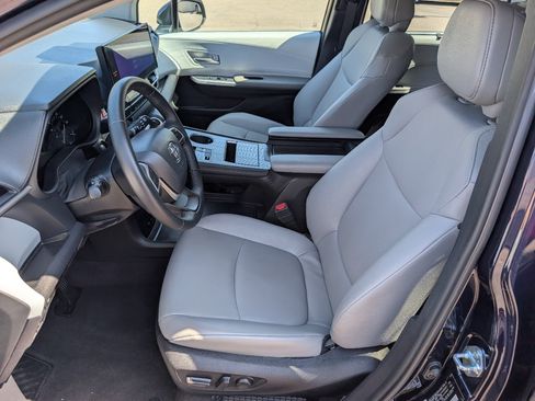Used 2026 Toyota Sienna XLE FWD image 2