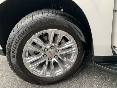 Used 2023 GMC Yukon SLT w/ SLT Luxury Package image 9