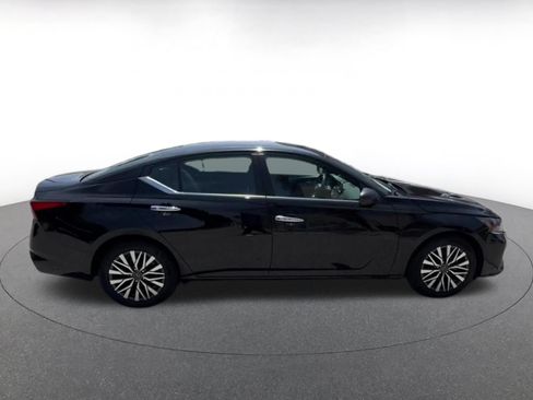 Used 2025 Nissan Altima 2.5 SV FWD image 13