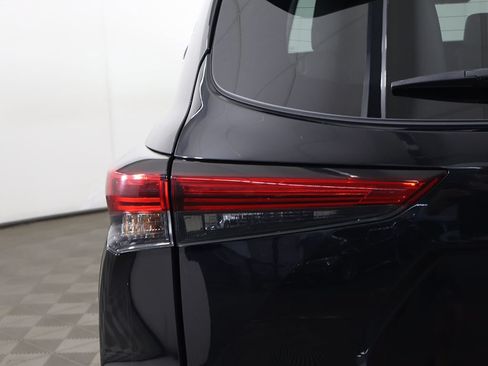 Used 2022 Toyota Highlander XLE AWD/4WD image 16