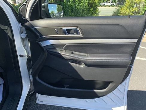 Used 2017 Ford Explorer XLT w/ Equipment Group 201A FWD image 13