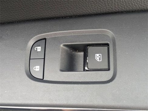 Used 2025 Nissan Pathfinder SV image 33