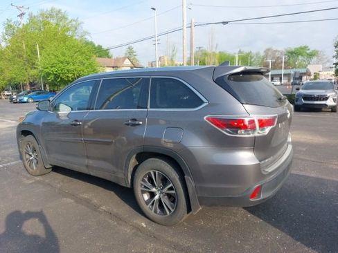 Used 2016 Toyota Highlander XLE image 3