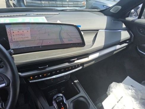 Used 2024 Cadillac XT4 Premium Luxury w/ Technology Package FWD image 5