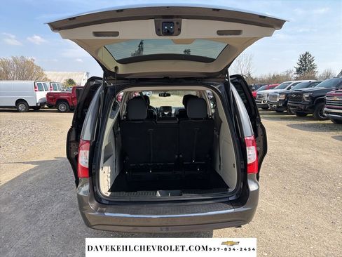 Used 2015 Chrysler Town & Country Touring image 28