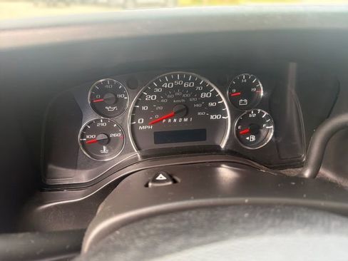 Used 2017 Chevrolet Express 2500 RWD image 16
