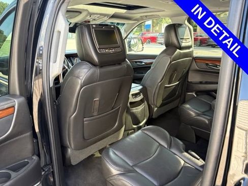 Used 2017 Cadillac Escalade ESV Luxury RWD image 39