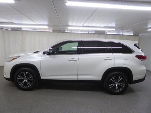 Used 2019 Toyota Highlander LE FWD image 4