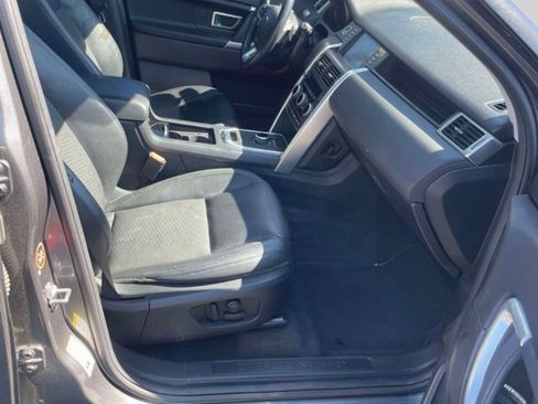 Used 2017 Land Rover Discovery Sport SE image 3
