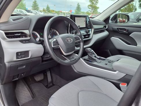Used 2023 Toyota Highlander LE FWD image 21