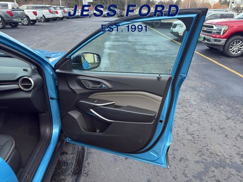 Used 2025 Chevrolet Trax ACTIV w/ Sunroof Package image 9