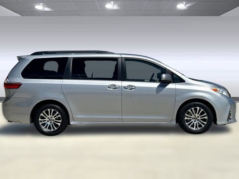 Used 2018 Toyota Sienna XLE image 7