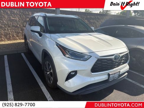 Used 2021 Toyota Highlander XLE AWD/4WD image 1