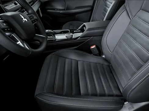 Used 2025 Mitsubishi Outlander AWD image 5
