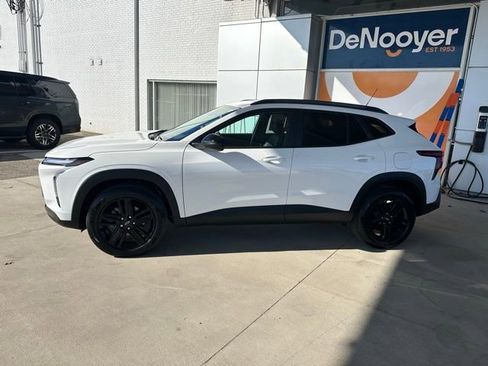 Used 2025 Chevrolet Trax ACTIV w/ Sunroof Package image 12