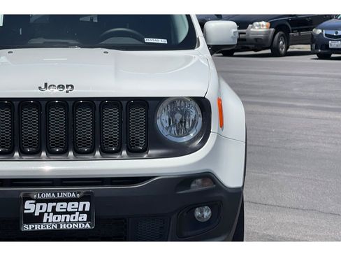 Used 2017 Jeep Renegade Altitude FWD image 19