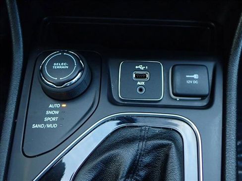 Used 2021 Jeep Cherokee Limited image 22