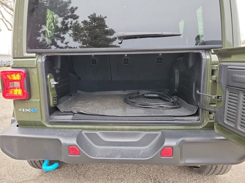 Used 2022 Jeep Wrangler Unlimited Sahara w/ Cold Weather Group image 8