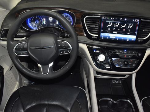 Used 2022 Chrysler Pacifica Limited AWD/4WD image 32