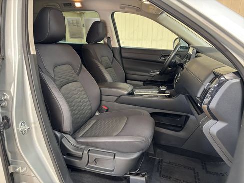 Used 2025 Nissan Pathfinder SV FWD image 34