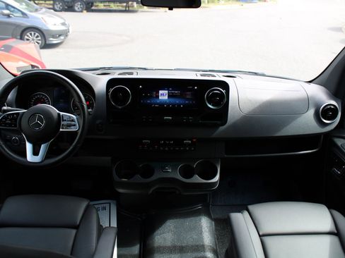 Used 2024 Mercedes-Benz Sprinter 2500 image 9
