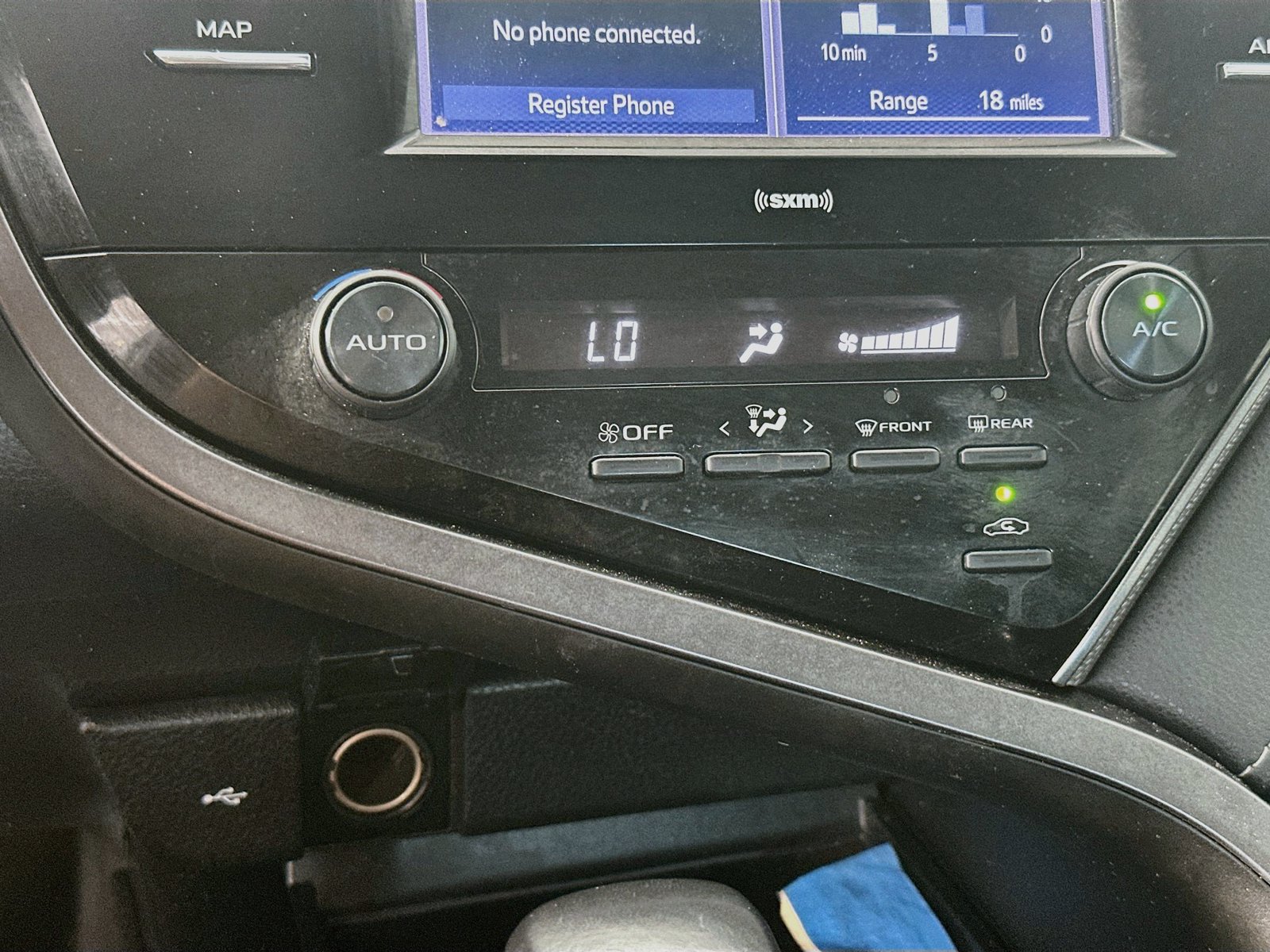 Used 2020 Toyota Camry SE FWD image 13