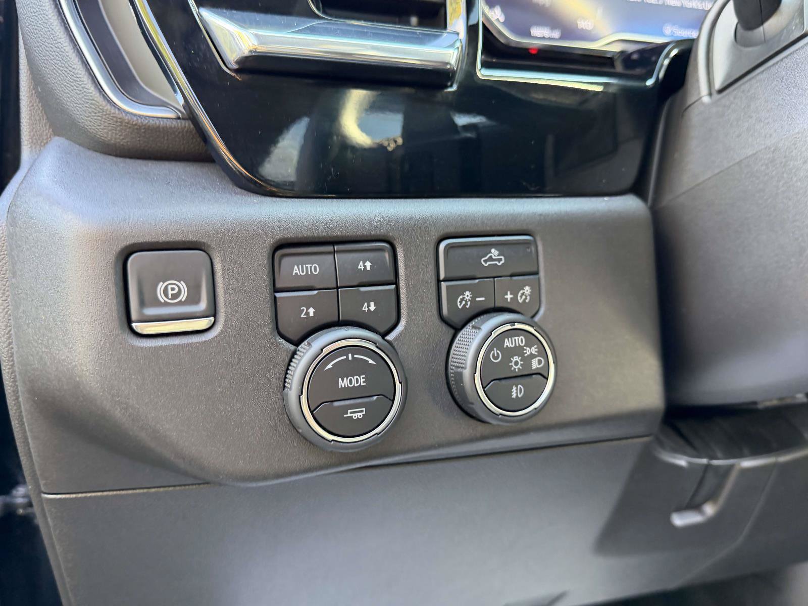 Used 2024 Chevrolet Silverado 1500 LT Trail Boss w/ Convenience Package II AWD/4WD image 23