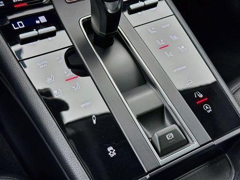Certified 2023 Porsche Macan S AWD/4WD image 22