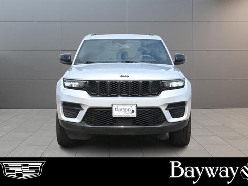 Used 2023 Jeep Grand Cherokee Altitude AWD/4WD image 2